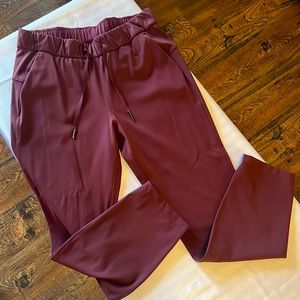 Like New Lululemon Stretch Mid Rise 7/8 Length Pant, size 6 in Burgundy